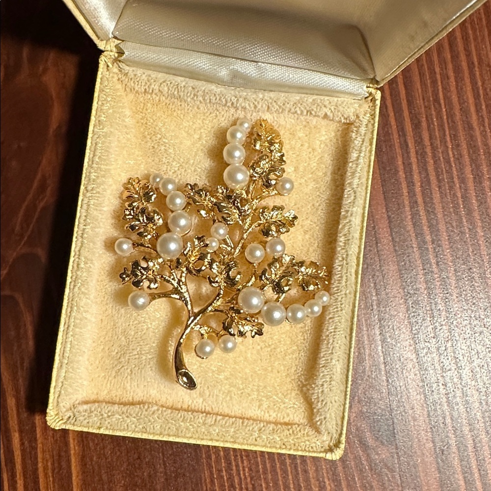 Vintage gold tone Napier brooch with tree & faux pearls - Picture 3 of 14